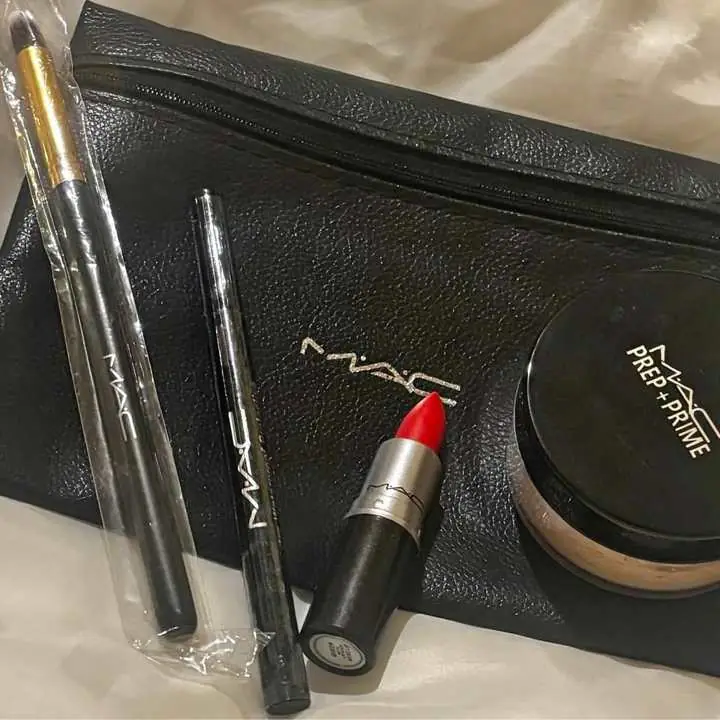 Polvo volátil sellador + labial mate barra + delineador fibra indeleble + brocha y Nesecer de regalo