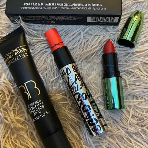 Base mate larga duración + labial mate barra + rímel large effect