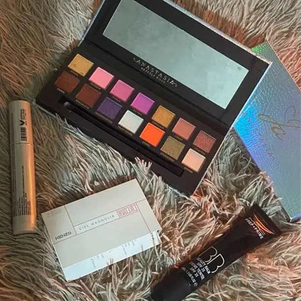 Paleta profesional + rimel bold large effect + base mate bb cream + perfume kenzo muestra
