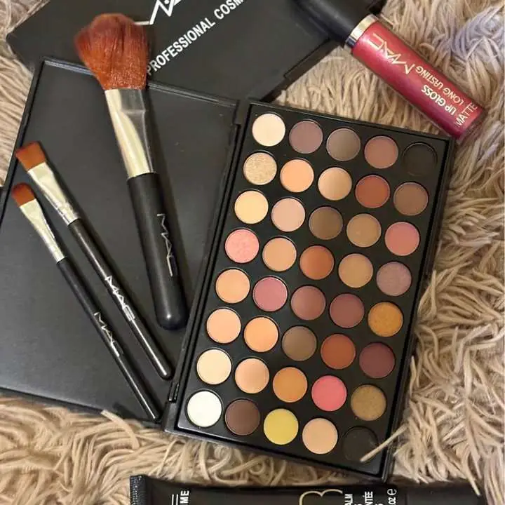 Paleta profesional 40 tonos + set de maquillaje