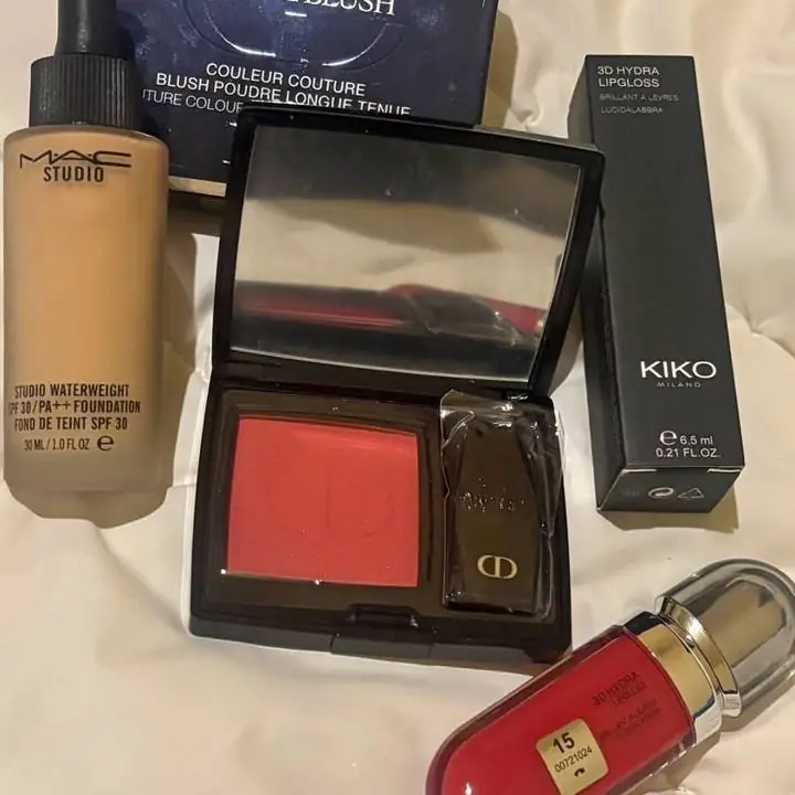 Último box ! Base water write + rubor 999+ gloss !