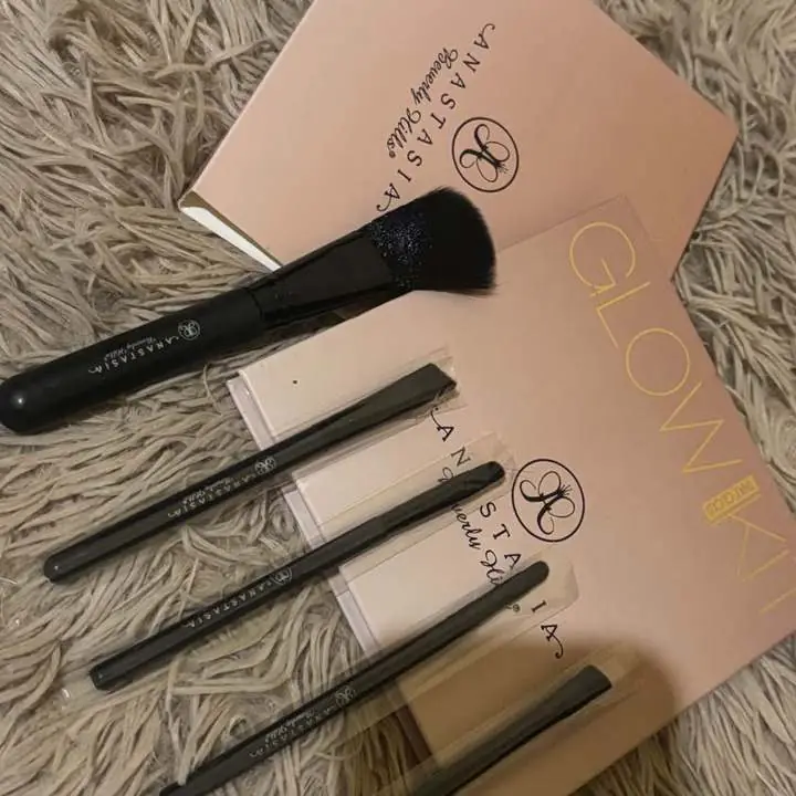 Paleta de rubor bronce iluminador y contorno + brochas de regalo Anastacia