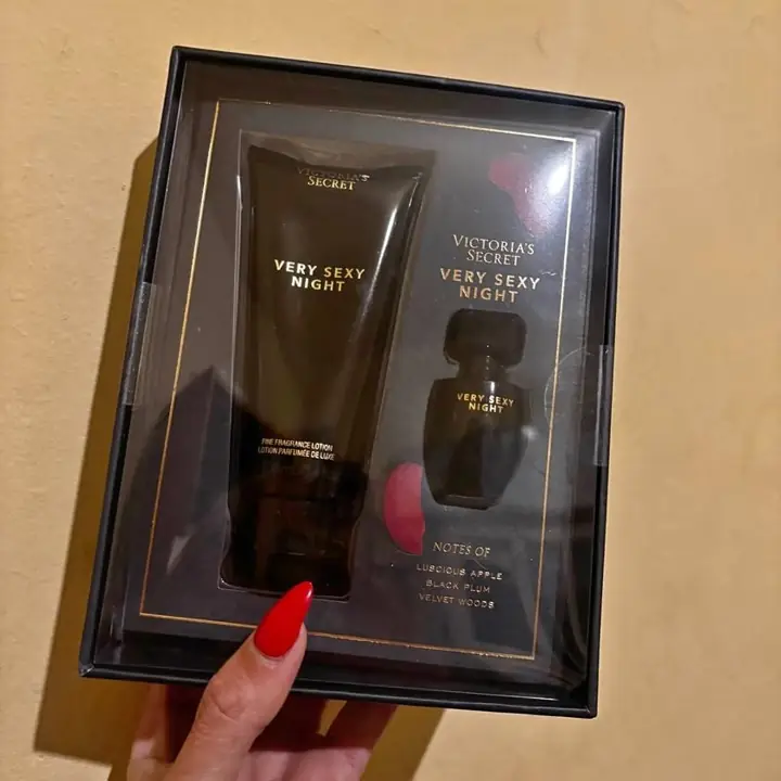 Box completo perfume Stracto + crema Victorias Secret + paleta de ananstacia + rubor + base Mac !