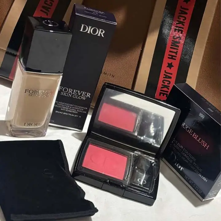 Base Forever 24 hs clara o media Dior + rubor 999 con brocha estuche gamuzado ! Caja