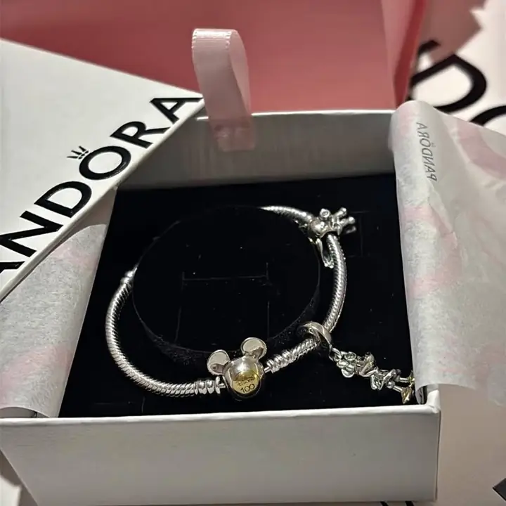 Pulsera original de Disney con dos charm de regalo ! Envíos o entregas personales plata 925 sello