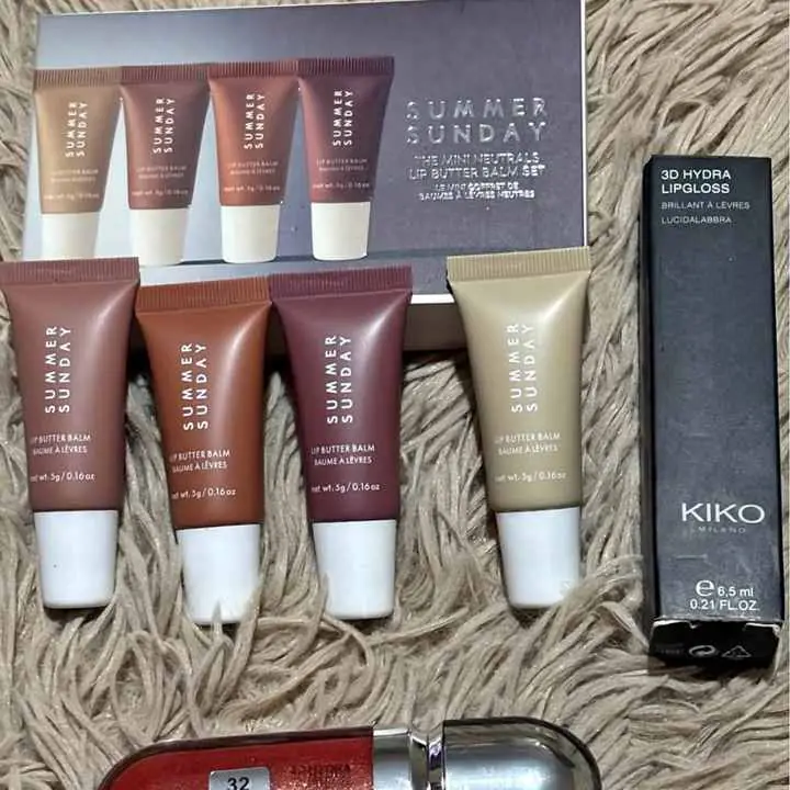Gloss kiko Milán 32 + caja de gloss summer natural x 4 unidad