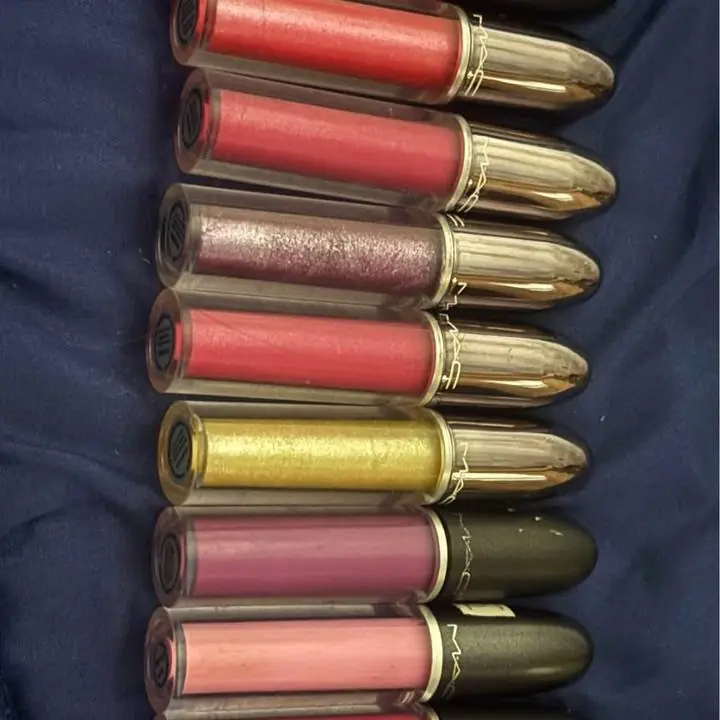Labial nueva temporada gloss o mate promo 3 x 2 ! Pagas 2 llevas 3 el valor por unidad es el publica