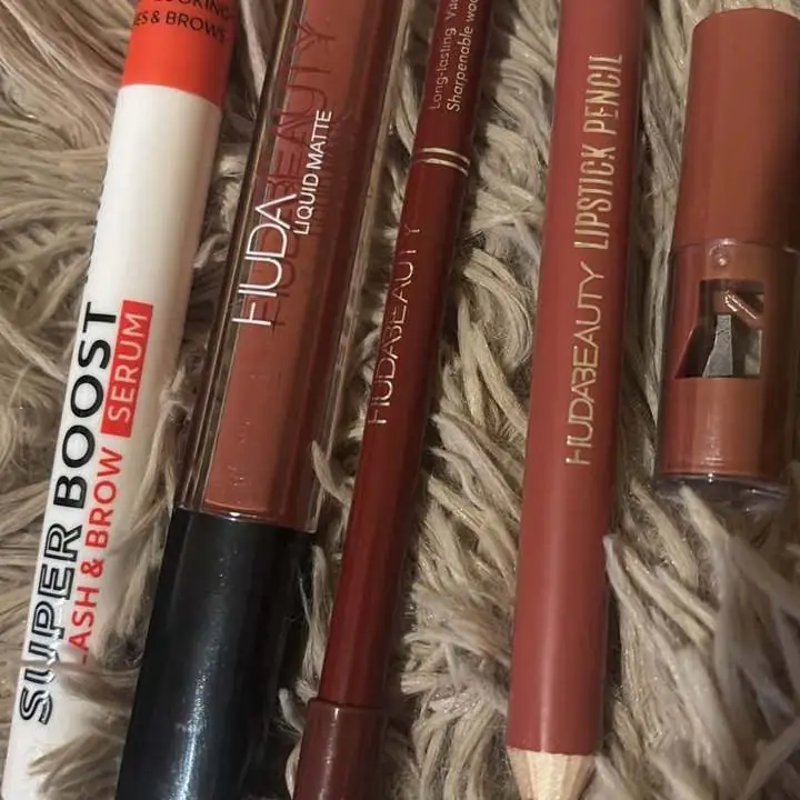 Serun de pestañas + labial mate indeleble + delineador +labial en barra lápiz