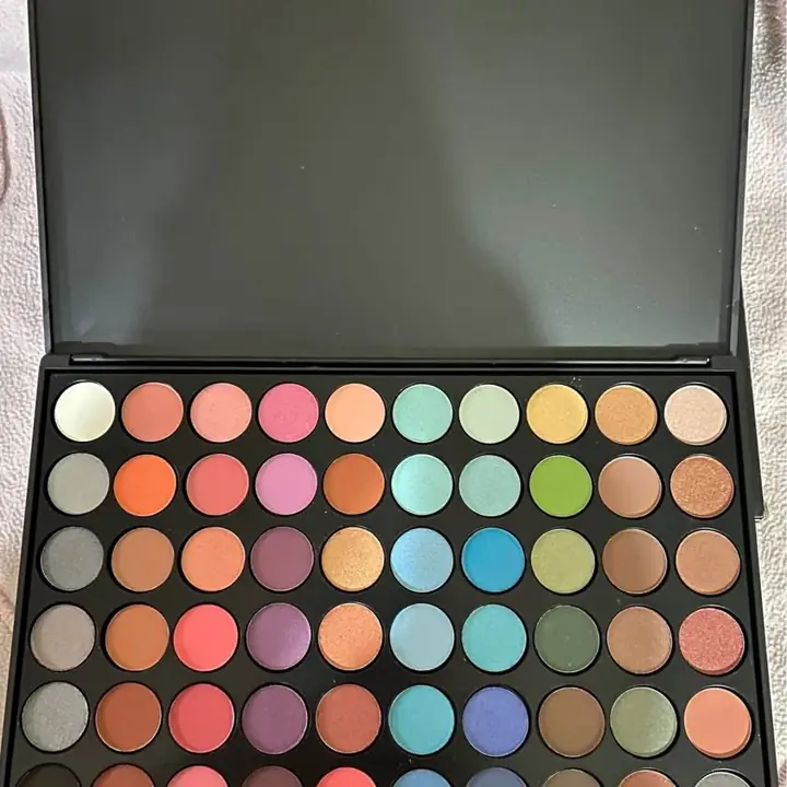 Paleta profesional 60 tonos + serum visage + base mate bb cream ! Envíos o entregas personales