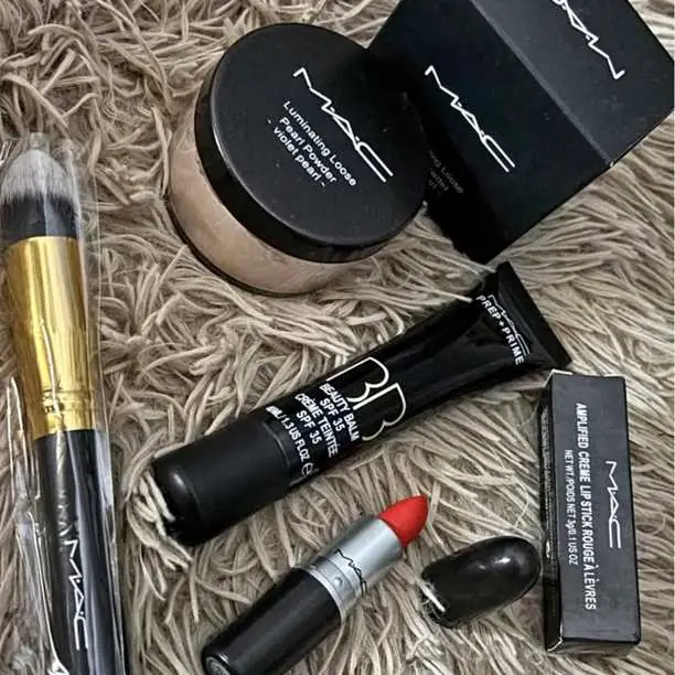Con la compra del box de maquillaje llévate de regalo un body splash de victorias Secret a elección