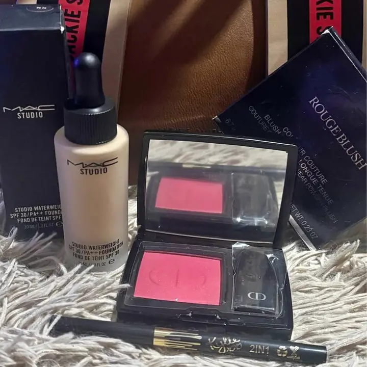 Base mate vidrio water write + rubor 999 Dior + delineador retráctil Kylie
