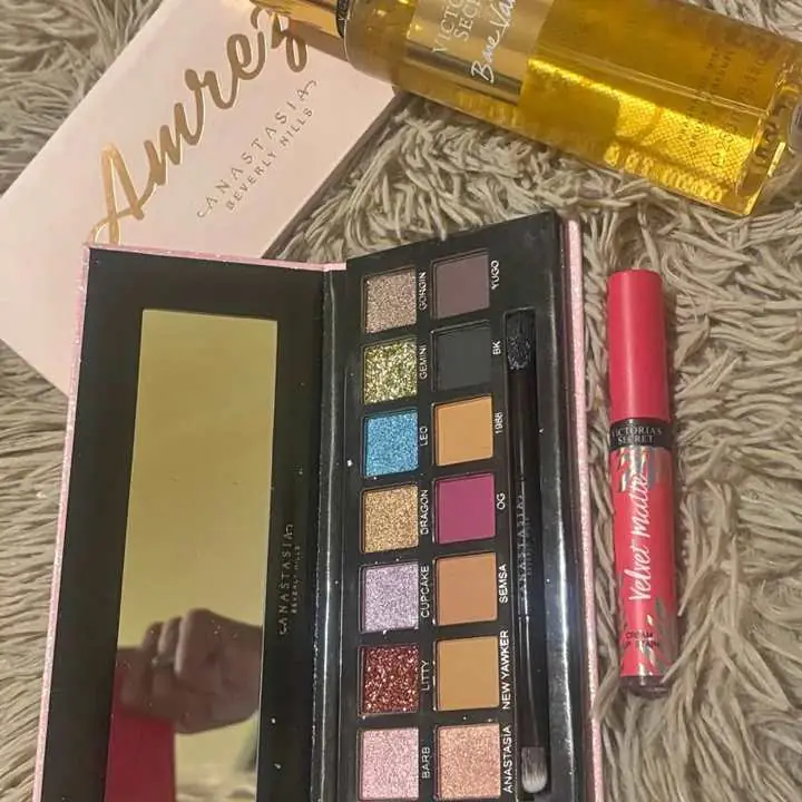 Paleta de sombra de Anastacia + labial mate indeleble + Bare de vainilla todo sellado