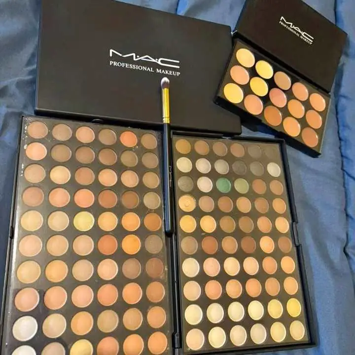 Set completo! Paleta de 120 tonos sombra + paleta de contorno corrector y brocha de regalo