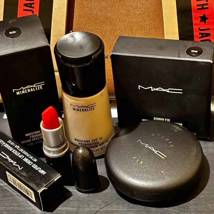 Base mate vidrio mineralize + polvo compacto y labial mate barra ! Envíos o entregas personales