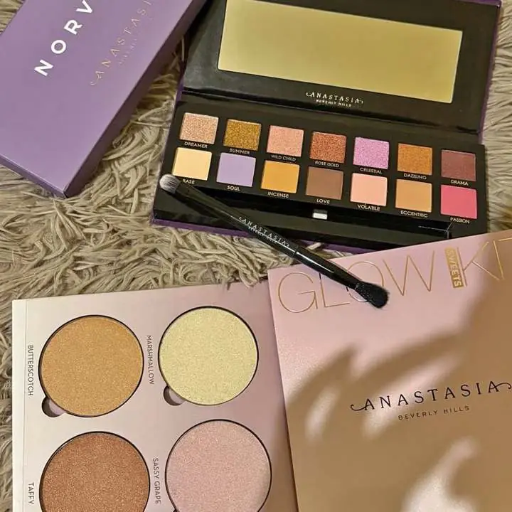 Paleta de sombras de Anastacia + Parra de rubor iluminador contorno Anastacia