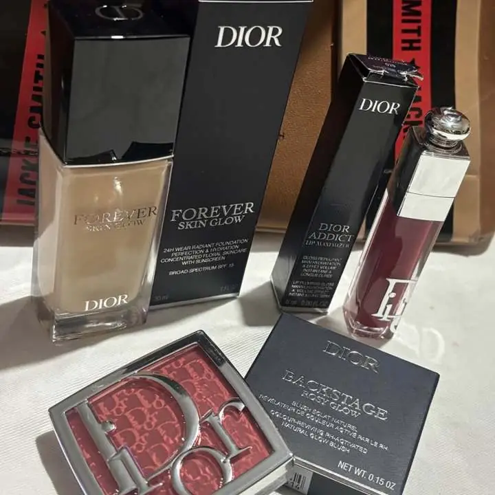 Base Forever 24 hs tono claro o medio + gloss addict 029 + rubor 012 Dior box completo