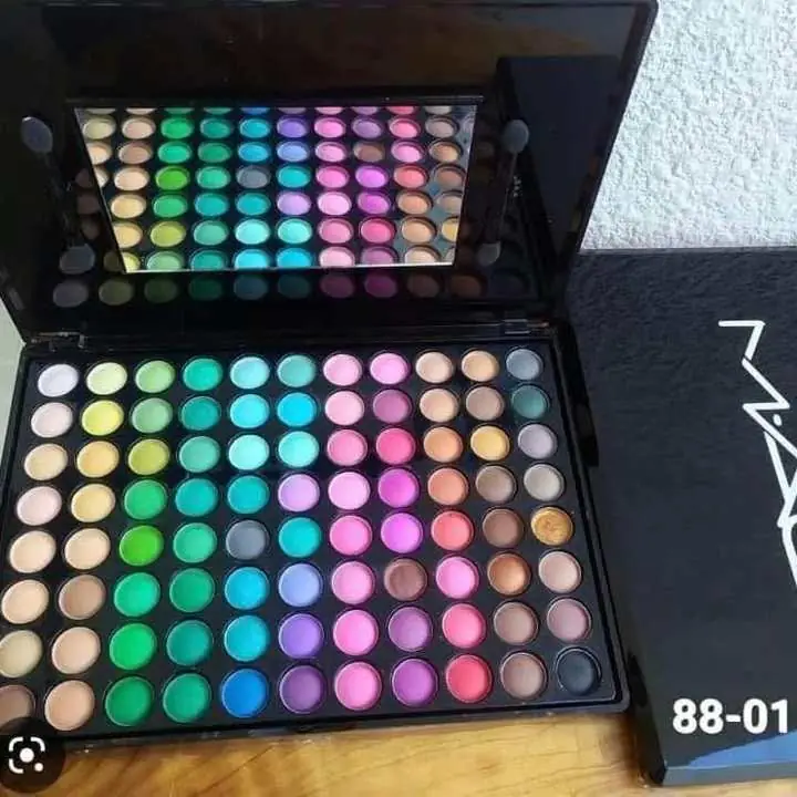 Paleta profesional 88 tonos con espejo y aplicador !