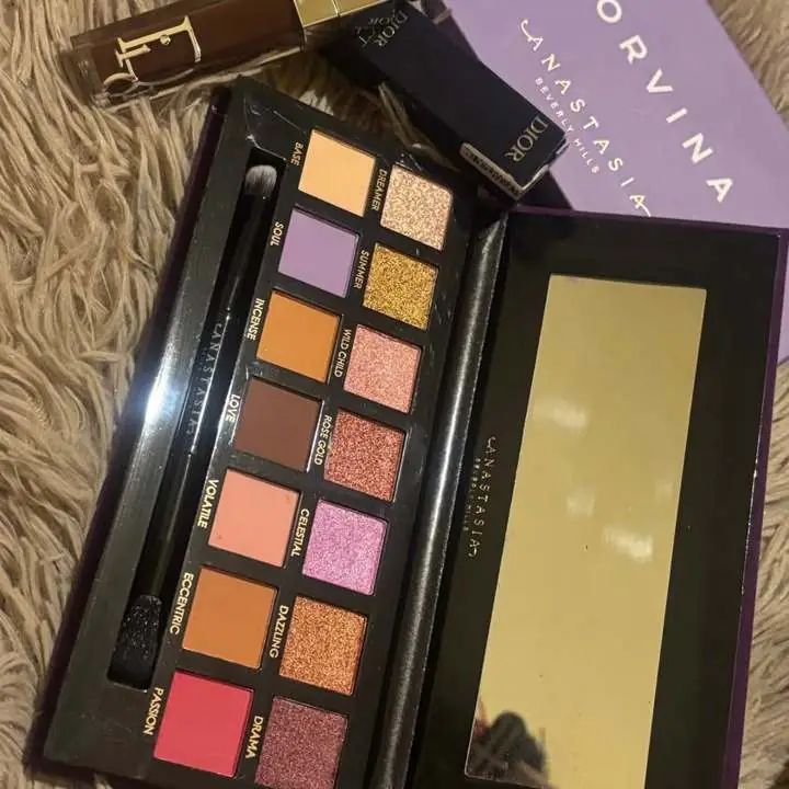 Paleta de sombra original de Anastacia + gloss addict Dior 020 !