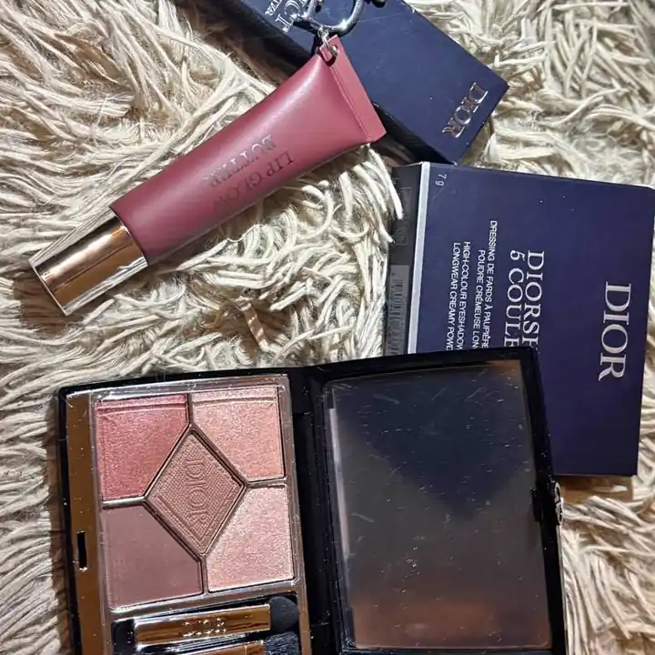 Paleta de sombra + gloss addict envios o entregas personales