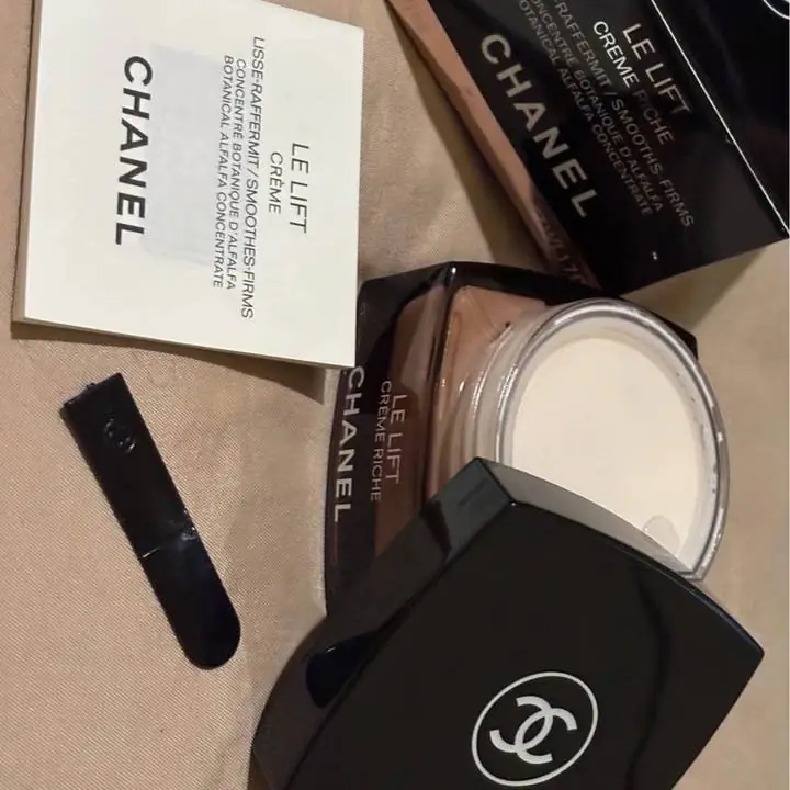 Crema Le Lif 50 ml alisadora reafirmante y elimina las arrugas + serum Chanel Le Lif lifting