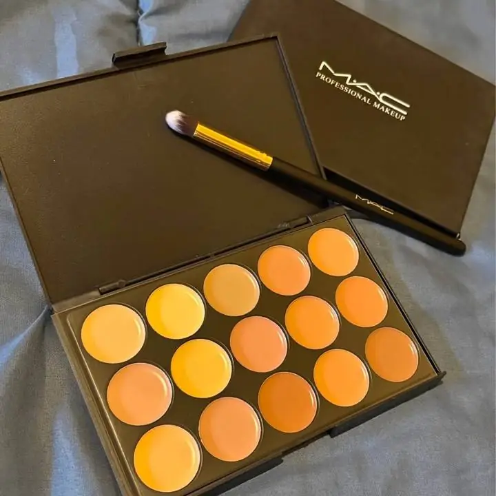 Paleta de contorno y corrector + brocha de regalo !
