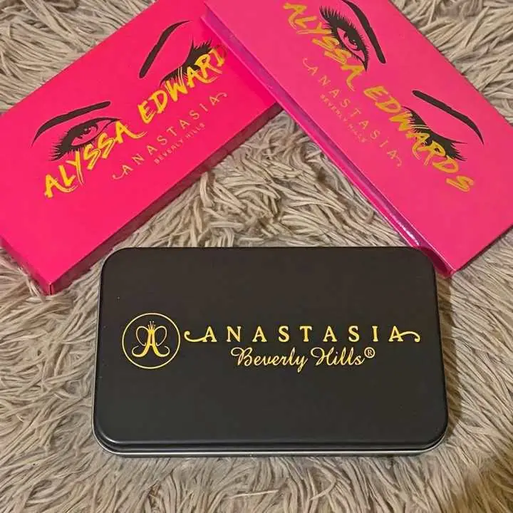 Paleta de sombra de Anastacia + lata de brocha de regalo