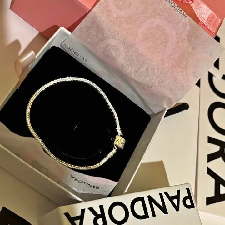 Box Pandora ! Pulsera plata 925+ 2 charm + anillo con piedra sellados todo ! Envíos o entregas