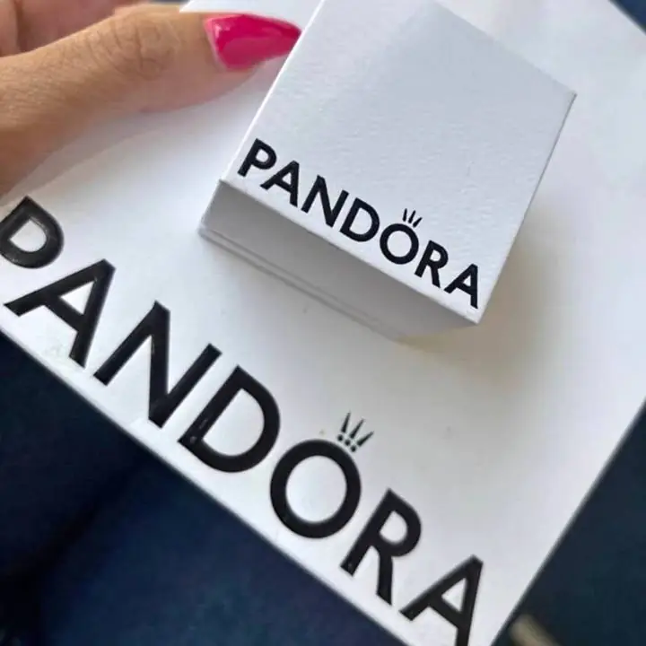 Aros con piedra y strass Pandora al 50 de descuento promoción hoy!
