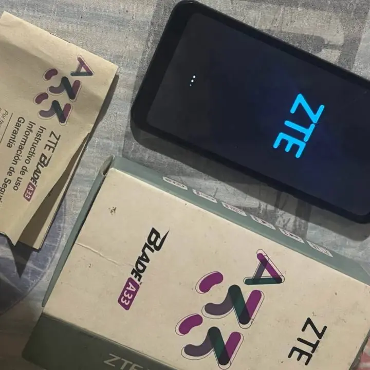 Celular en caja completo libre 32 giga una fisura en la pantalla no erecta en nada