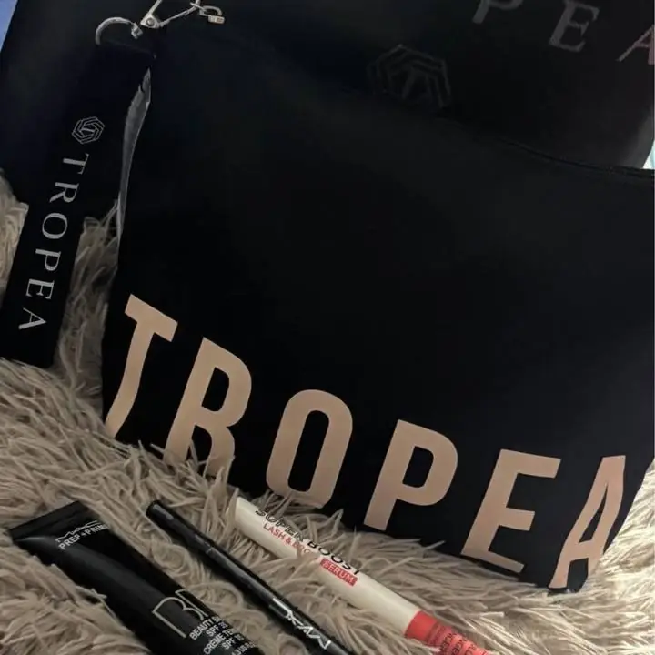 Sobre de mano tipo Nesecer + llavero de regalo original Tropea ! Más set de maquillajes