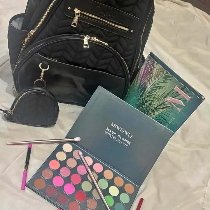 Mochila eco cuero ragazzini + set de maquillaje! Envíos o entregas personales