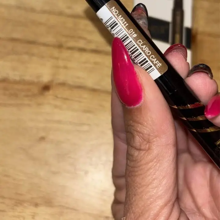 Delineador dúo de cejas retráctil marrón con efecto natural a prueba de agua