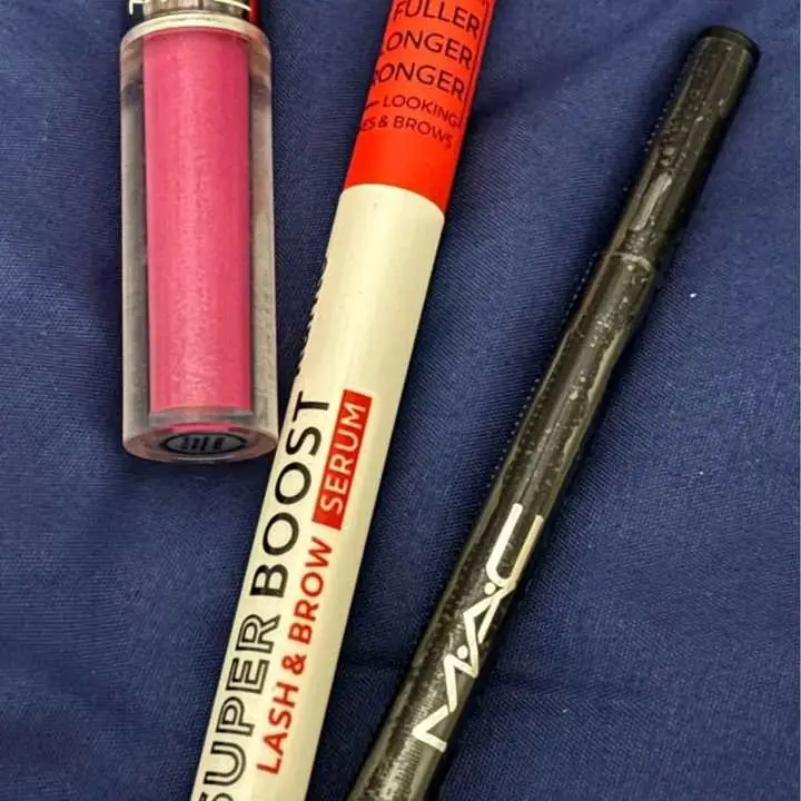 Súper box ! Delineador fibra indeleble + gloss + Rimel serum large effect fortalecedor !