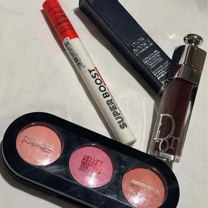 Gloss addict 020 Dior + paleta de rubor Mac + Rimel serum de regalo