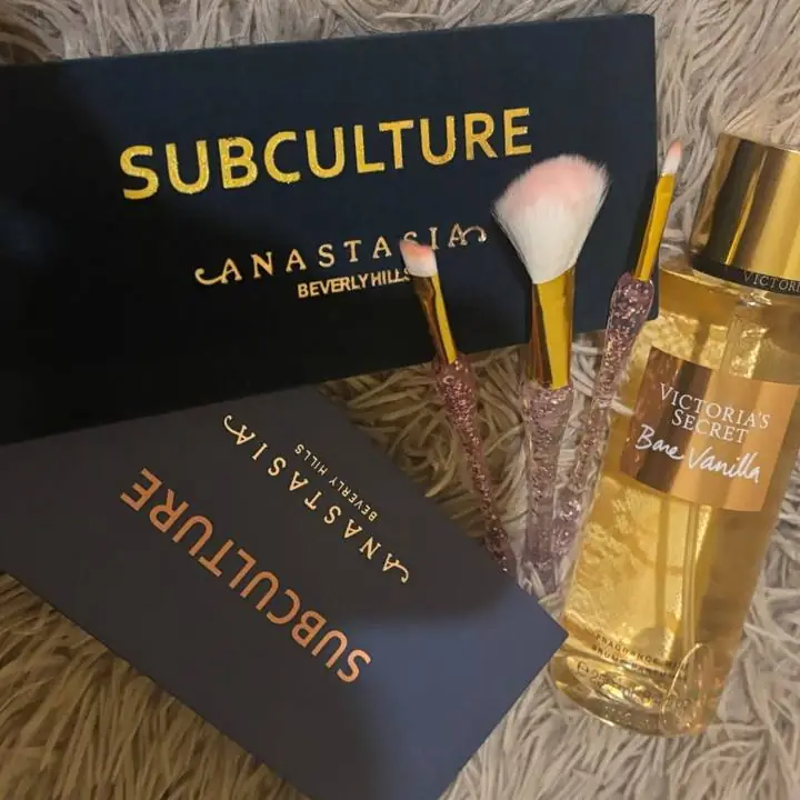 Paleta de Anastacia + perfume original Bare de vainilla victorias Secret brochas de regalo