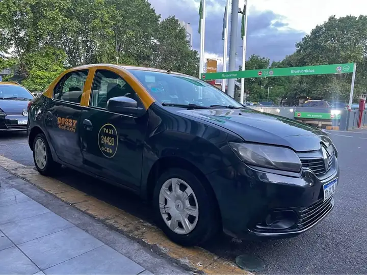 Liquido hoy urgente Renault logan 2017 nafta GNC aire titular 08 debe multas perfecto andar