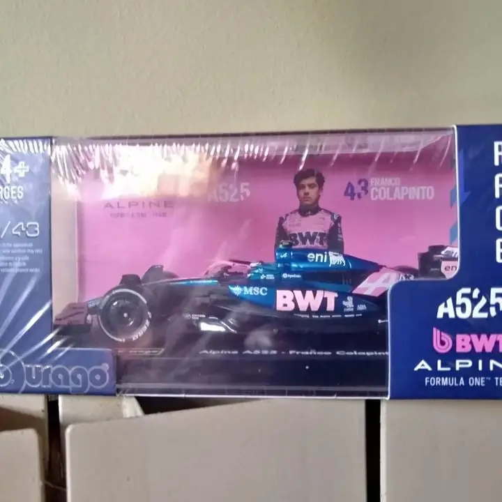 Auto escala 1:43 burago 38258: alpine A525 #43 colapinto (con casco)