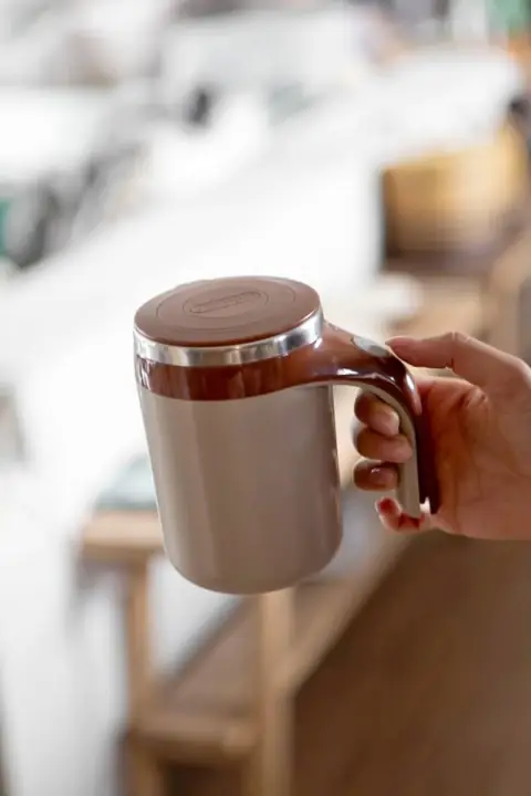 Taza batidora color marron o blanco