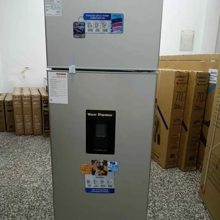 Heladera Telefunken con dispenser 220L silver