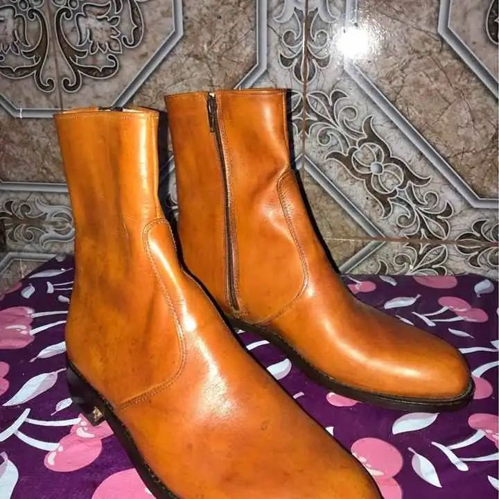 Botas de cuero y zapatos
