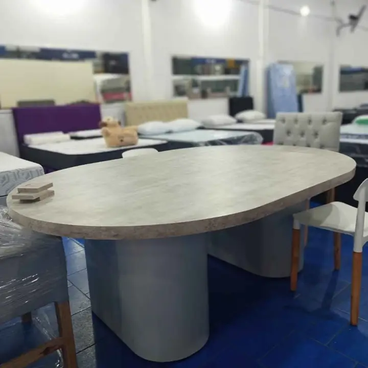 Mesa italiana ovalada