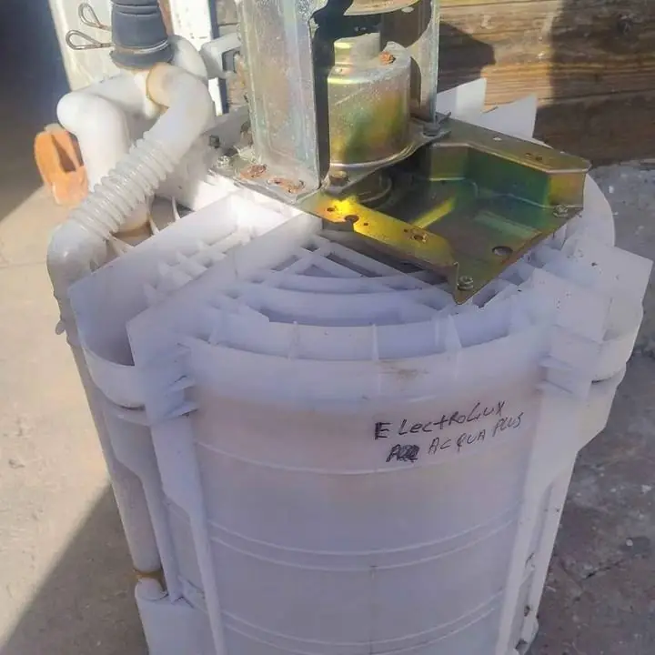 Cuba con caja funcionando de lavarropas electrolux acqua plus