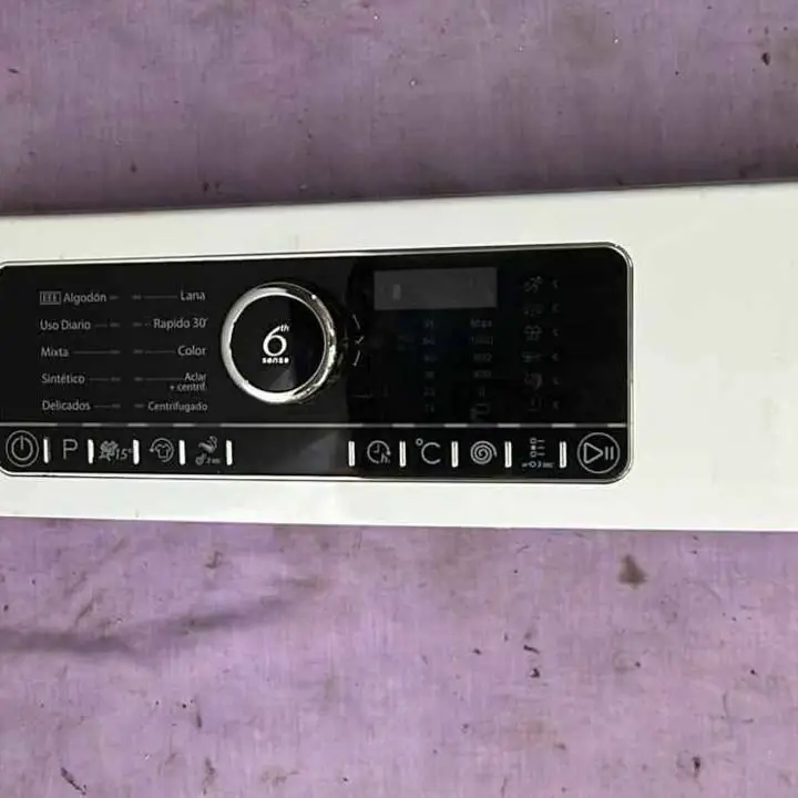 Frente con plaqueta electronica funcionando de lavarropas Whirlpool WLCF 70B
