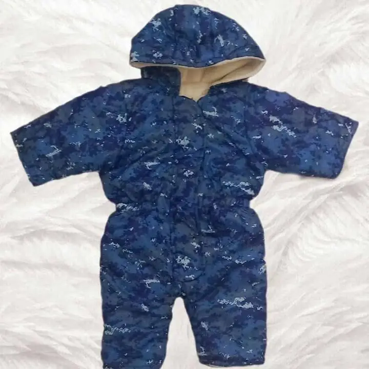 Astronauta de bebe con peluche