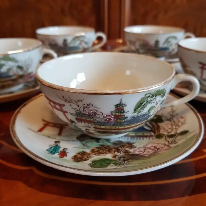 5 Duos de té de porcelana japonesa con escenas orientales. Cod. 1047