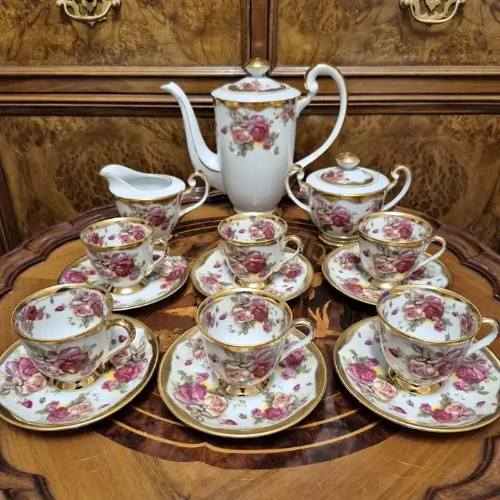 Juego de Café de Porcelana Tsuji – Modelo Rosas con Oro. Cod 1900