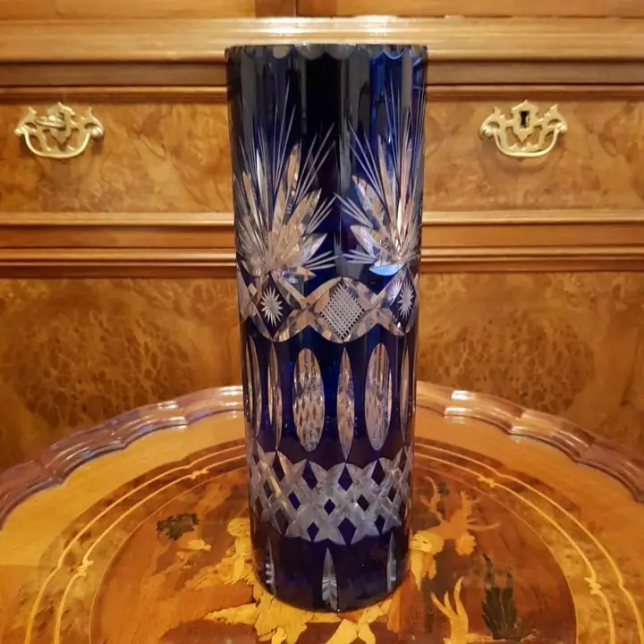Importante florero de cristal azul cobalto tallado. Cod. 612