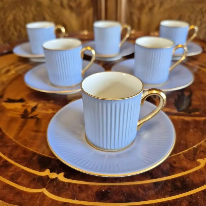 Antiguo Juego de 6 Pocillos de Café Porcelana Verbano Acanalado Celeste y Oro. Cod. 1899