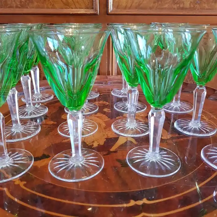 16 Copas para vino verdes patrón Sheila. Cod. 1127