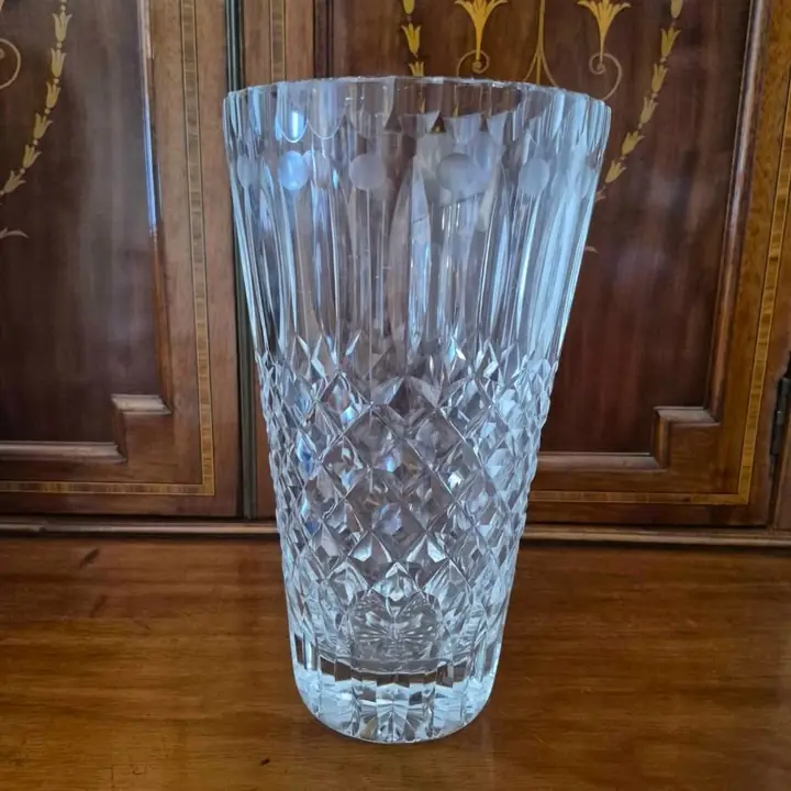 Importante florero de cristal tallado. Cod. 1561